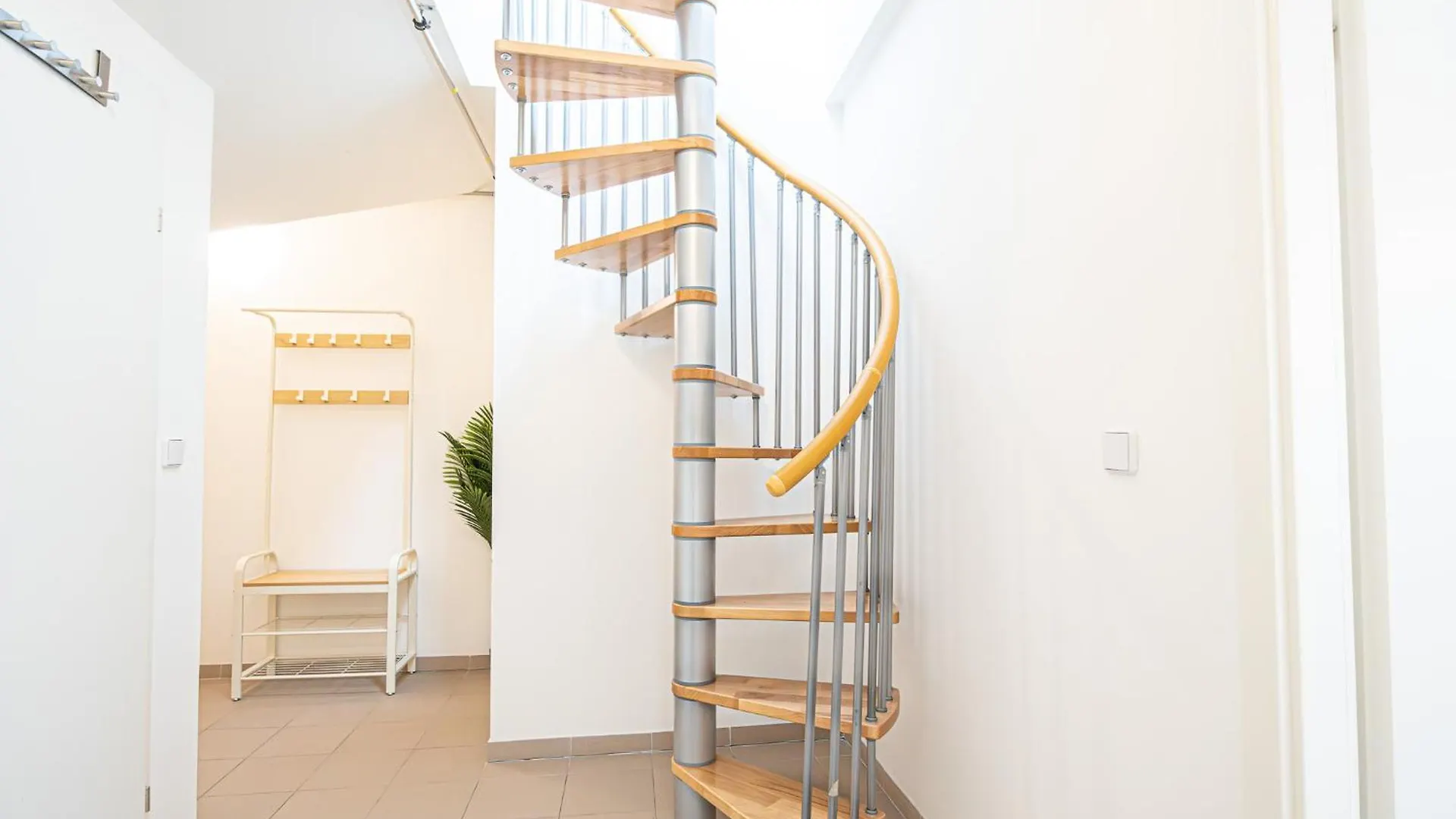 Airy Attic Apt.: Stylish Studio At Penzing Area Viena