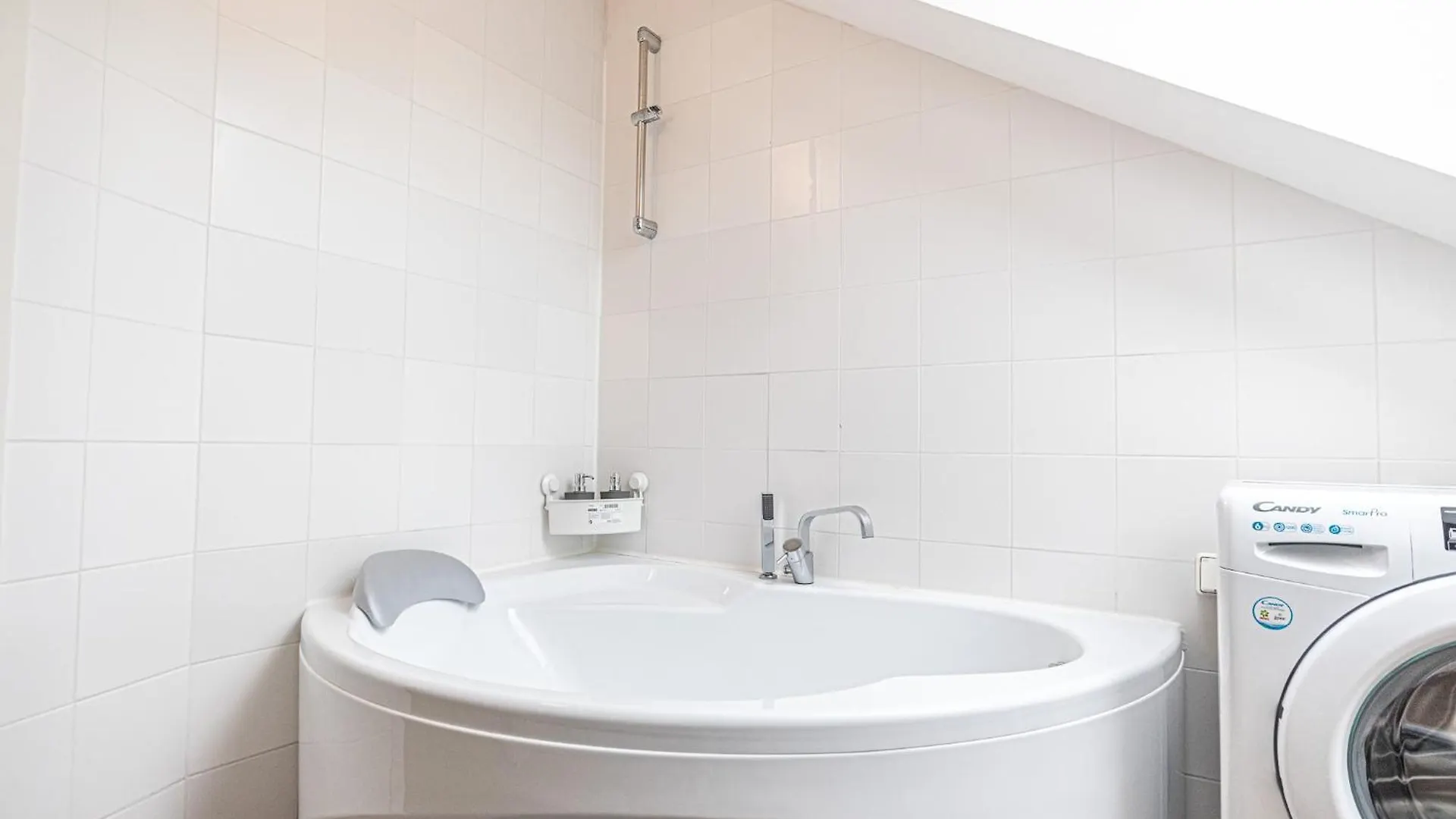 Apartamento Airy Attic Apt.: Stylish Studio At Penzing Area Viena